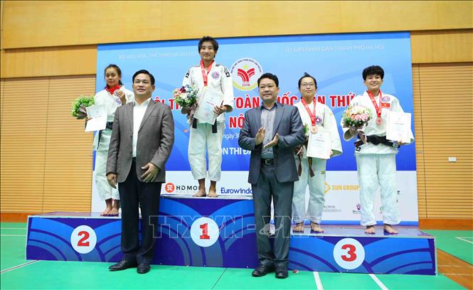 Trong ảnh: Trao giải nội dung nữ dưới 48 kg cho các VĐV: Hoàng Thị Tình (Thanh Hoá, HCV), Trần Kim Tiến (Sóc Trăng, HCB), Trần Huỳnh Liễu (TP Hồ Chí Minh, HCĐ) và Văn Ngọc Tú (Quân đội, HCĐ). Ảnh: Thành Đạt – TTXVN
