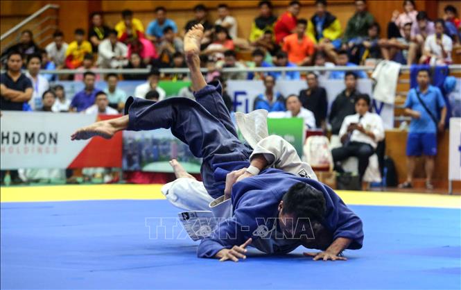 Trong ảnh: Ở trận chung kết nội dung nam dưới 66 kg, VĐV Lê Đức Đông (Sóc Trăng, áo xanh) giành chiến thắng trước VĐV Phan Vũ Nam (Công an nhân dân, áo trắng). Ảnh: Thành Đạt – TTXVN
