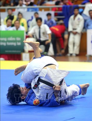 Trong ảnh: Trận tranh huy chương đồng nữ hạng cân dưới 48 kg giữa VĐV Nguyễn Huỳnh Minh Châu (Thanh Hoá, áo trắng) và VĐV Văn Ngọc Tú (Quân đội, áo xanh). Ảnh: Thành Đạt – TTXVN
