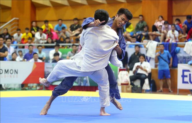 Trong ảnh: Ở trận chung kết nội dung nam dưới 66 kg, VĐV Lê Đức Đông (Sóc Trăng, áo xanh) giành chiến thắng trước VĐV Phan Vũ Nam (Công an nhân dân, áo trắng). Ảnh: Thành Đạt – TTXVN
