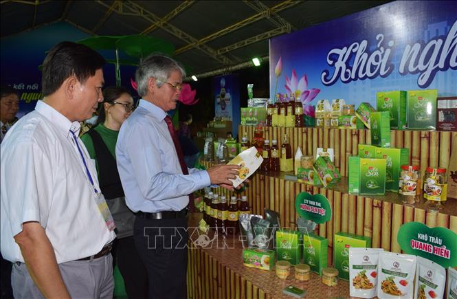 Trong ảnh: Đại biểu tham quan các gian hàng tham gia hội chợ. Ảnh: Chương Đài - TTXVN