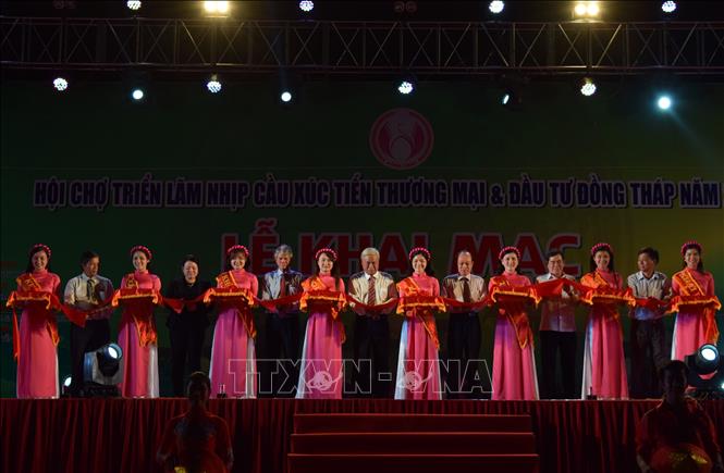 Trong ảnh: Các đại biểu cắt băng khai mạc hội chợ. Ảnh: Chương Đài - TTXVN