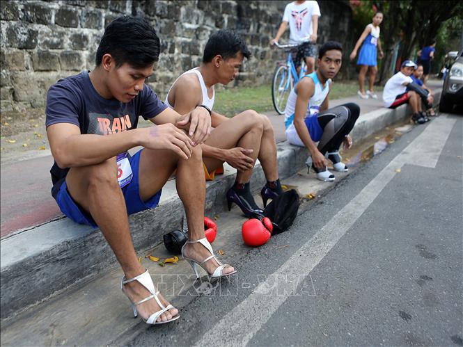 Trong ảnh: Các thí sinh đi giày cao gót tham gia cuộc thi chạy thường niên 