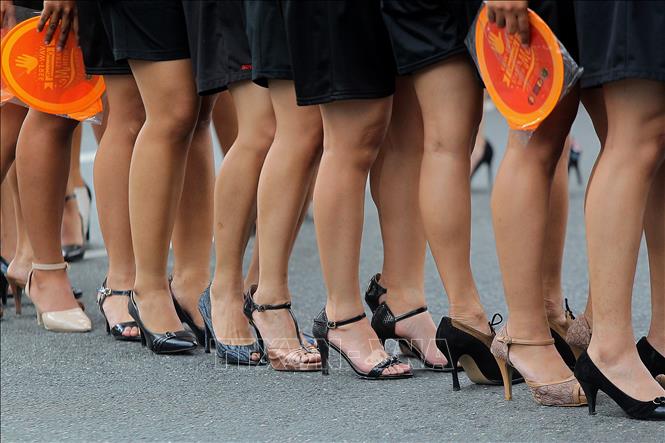 Trong ảnh: Các thí sinh đi giày cao gót tham gia cuộc thi chạy thường niên 