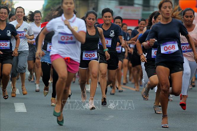 Trong ảnh: Các thí sinh đi giày cao gót tham gia cuộc thi chạy thường niên 