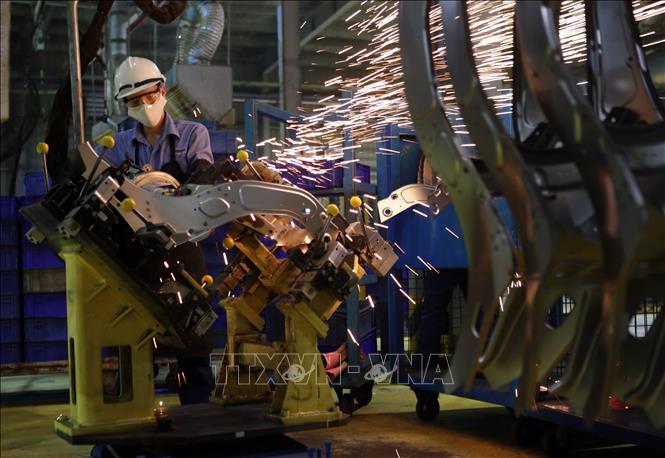 Trong ảnh: Xưởng hàn khung xe máy tại nhà máy của Công ty TNHH Piaggio Việt Nam. Ảnh: Trần Việt - TTXVN