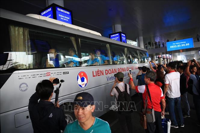 Trong ảnh: Đoàn xe chở đội tuyển bóng đá Việt Nam trong vòng vây của người hâm mộ. Ảnh: Trọng Đạt - TTXVN