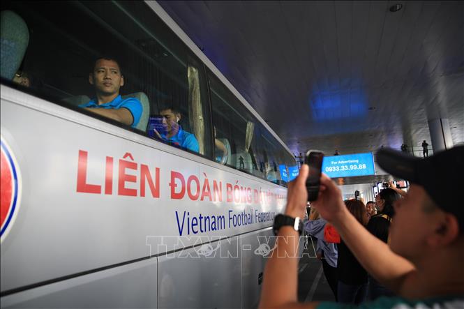 Trong ảnh: Đoàn xe chở đội tuyển bóng đá Việt Nam trong vòng vây của người hâm mộ. Ảnh: Trọng Đạt - TTXVN