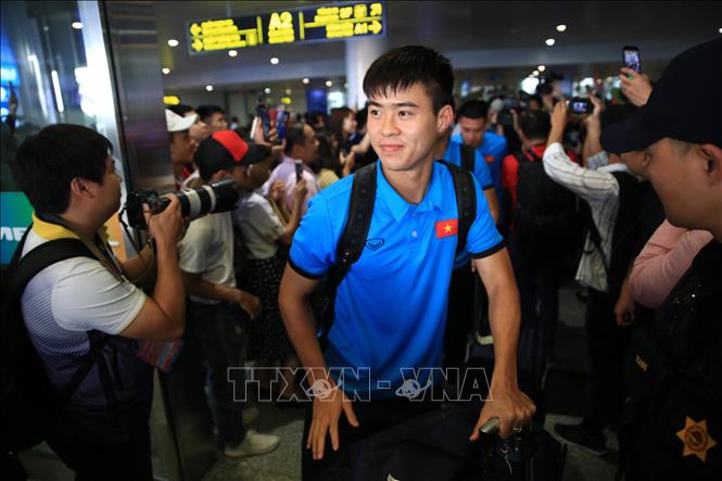 Trong ảnh: Các cầu thủ đội tuyển bóng đá Việt Nam nhận được sự chào đón nhiệt tình của người hâm mộ. Ảnh: Trọng Đạt - TTXVN