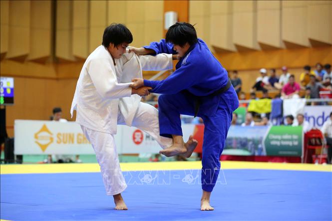 Trong ảnh: Trận tranh huy chương đồng nội dung nữ dưới 70 kg VĐV Nguyễn Thị Lan (Hà Nội, áo xanh) giành chiến thắng trước VĐV Lê Huỳnh Tường Vi (Đồng Tháp, áo trắng). Ảnh: Thành Đạt – TTXVN
