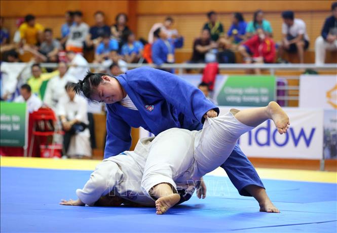 Trong ảnh: Trận tranh huy chương đồng nội dung nữ dưới 78 kg giữa VĐV Trần Thị Khánh Linh(Đà Nẵng, áo trắng) và VĐV Lưu Thị Kim Vàng (Bạc Liêu, áo xanh). Ảnh: Thành Đạt – TTXVN
