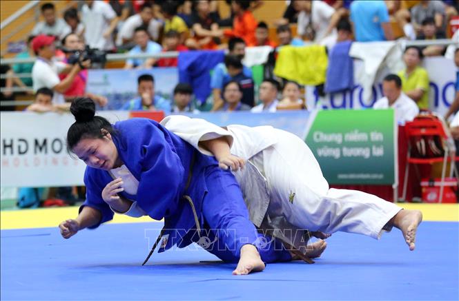 Trong ảnh: Trận tranh huy chương đồng nội dung nữ trên 78 kg VĐV Hoàng Bùi Thuý Linh (Bình Phước, áo xanh) giành điểm Ippon trước VĐV Huỳnh Nha Tam (HCM, áo trắng). Ảnh: Thành Đạt – TTXVN
