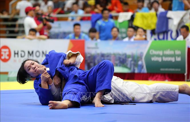 Trong ảnh: Trận tranh huy chương đồng nội dung nữ trên 78 kg VĐV Hoàng Bùi Thuý Linh (Bình Phước, áo xanh) giành điểm Ippon trước VĐV Huỳnh Nha Tam (HCM, áo trắng). Ảnh: Thành Đạt – TTXVN
