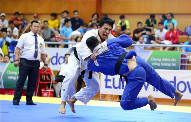 Trong ảnh: Trận tranh huy chương đồng nội dung nam dưới 100 kg giữa VĐV Lê Đình Văn (Quân đội, áo trắng) và VĐV Lê Minh Quân (Khánh Hoà, áo xanh). Ảnh: Thành Đạt – TTXVN
