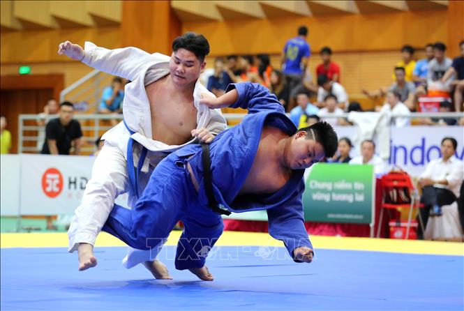 Trong ảnh: Trận tranh huy chương đồng nội dung nam trên 100 kg giữa VĐV Lý Huỳnh Long (Bạc Liêu, áo trắng) và VĐV Bùi Ngọc Huy (Hậu Phước, áo xanh). Ảnh: Thành Đạt – TTXVN
