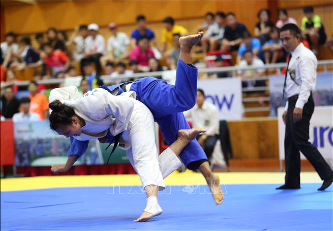 Trong ảnh: Trận chung kết nội dung nữ dưới 70 kg VĐV Nguyễn Thị Diệu Tiên (Vũng Tàu, áo trắng) giành chiến thắng điểm Ippon trước VĐV Nguyễn Thị Diễm Hương (Sóc Trăng, áo xanh). Ảnh: Thành Đạt – TTXVN
