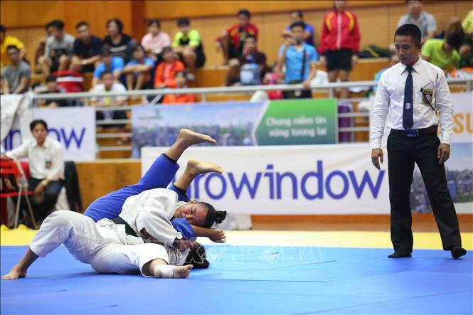 Trong ảnh: Trận chung kết nội dung nữ dưới 70 kg VĐV Nguyễn Thị Diệu Tiên (Vũng Tàu, áo trắng) giành chiến thắng điểm Ippon trước VĐV Nguyễn Thị Diễm Hương (Sóc Trăng, áo xanh). Ảnh: Thành Đạt – TTXVN
