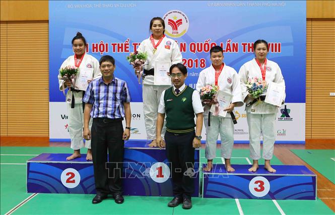 Trong ảnh: Trao giải nội dung nữ dưới 78 kg cho các VĐV: Nguyễn Thị Như Ý (Đồng Tháp, HCV), Dương Thị Quỳnh Như (Huế, HCB), Trần Huỳnh Liễu (TP Hồ Chí Minh, HCĐ) và Văn Ngọc Tú (Quân đội, HCĐ). Ảnh: Thành Đạt – TTXVN
