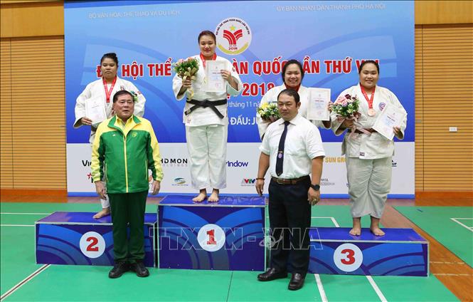 Trong ảnh: Trao giải nội dung nữ trên 78 kg cho các VĐV: Trần Thị Thanh Thuý (Hà Nội, HCV), Hà Thị Nga (Bộ Công an, HCB), Trần Thị Khánh Linh (Đà Nẵng, HCĐ) và Hoàng Bùi Khánh Linh (Bình Phước, HCĐ). Ảnh: Thành Đạt – TTXVN
