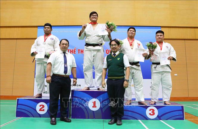 Trong ảnh: Trao giải nội dung nam trên 100 kg cho các VĐV: Nguyễn Châu Hoàng Lân (HCM, HCV), Lê Đình Vũ (Quân đội, HCB), Lý Huỳnh Long (Bạc Liêu, HCĐ) và Võ Minh Trí (Khánh Hoà, HCĐ). Ảnh: Thành Đạt – TTXVN
