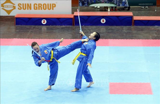Trong ảnh: 2 VĐV đoàn Thành phố Hồ Chí Minh là Phạm Thị Bích Phượng và Trương Thạnh thi đấu tại nội dung quyền: Song luyện kiếm nữ - Môn Vovinam. Ảnh: Quang Quyết-TTXVN