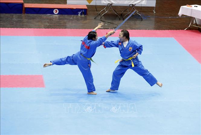 Trong ảnh: 2 VĐV đoàn Thành phố Hồ Chí Minh là Phạm Thị Bích Phượng và Trương Thạnh thi đấu tại nội dung quyền: Song luyện kiếm nữ - Môn Vovinam. Ảnh: Quang Quyết-TTXVN