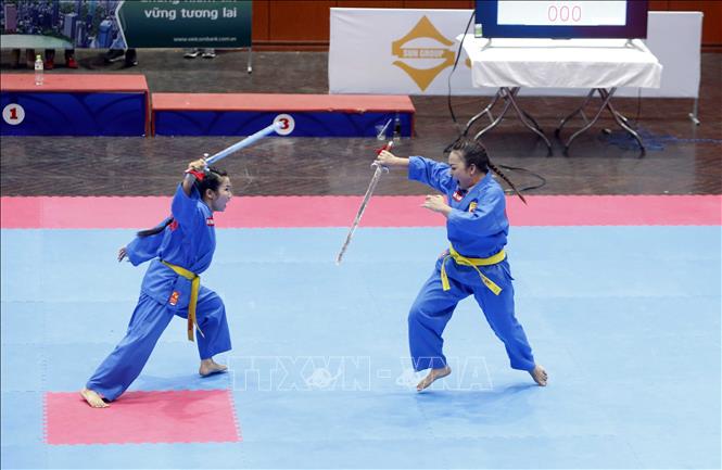 Trong ảnh: 2 VĐV đoàn Thành phố Hồ Chí Minh là Phạm Thị Bích Phượng và Trương Thạnh thi đấu tại nội dung quyền: Song luyện kiếm nữ - Môn Vovinam. Ảnh: Quang Quyết-TTXVN
