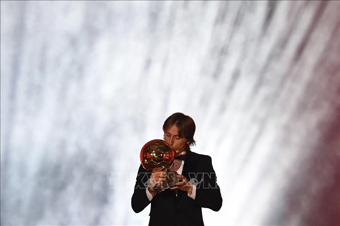 Trong ảnh: Tiền vệ Luka Modric nhận Quả bóng vàng 2018 tại lễ trao giải ở Paris, Pháp ngày 3/12/2018. Ảnh: AFP/ TTXVN 