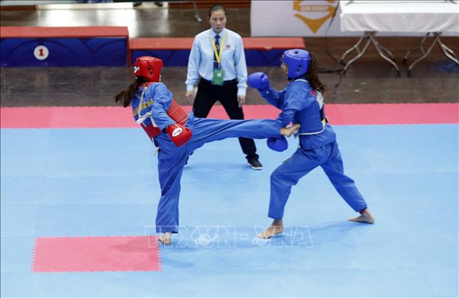 Trong ảnh: VĐV Đỗ Phương Thảo (giáp xanh) đoàn Hà Nội giành chiến thắng trước VĐV Nguyễn Thị Mỹ Trinh (giáp đỏ) đoàn Quảng Nam trong trận Tứ kết nội dung đối kháng nữ hạng 54 kg với tỷ số 4-1. Ảnh: Quang Quyết-TTXVN
