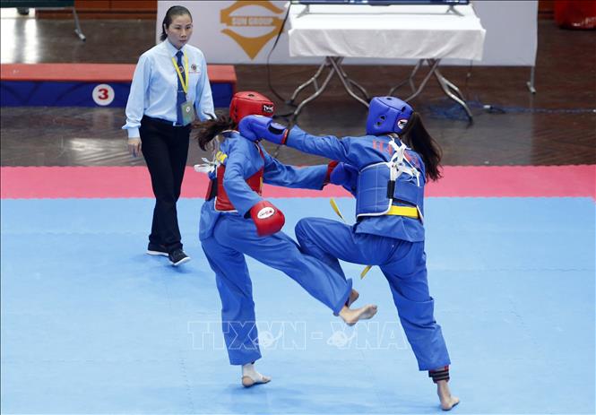 Trong ảnh: VĐV Đỗ Phương Thảo (giáp xanh) đoàn Hà Nội giành chiến thắng trước VĐV Nguyễn Thị Mỹ Trinh (giáp đỏ) đoàn Quảng Nam trong trận Tứ kết nội dung đối kháng nữ hạng 54 kg với tỷ số 4-1. Ảnh: Quang Quyết-TTXVN