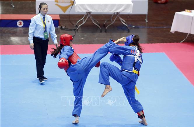 Trong ảnh: VĐV Đỗ Phương Thảo (giáp xanh) đoàn Hà Nội giành chiến thắng trước VĐV Nguyễn Thị Mỹ Trinh (giáp đỏ) đoàn Quảng Nam trong trận Tứ kết nội dung đối kháng nữ hạng 54 kg với tỷ số 4-1. Ảnh: Quang Quyết-TTXVN