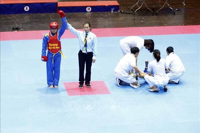 Trong ảnh: VĐV Lê Thị Lan Anh (giáp đỏ) đoàn Thanh Hóa giành chiến thắng trước VĐV Nguyễn Thị Kim Hoàng (giáp xanh) đoàn Quân Đội trong trận Tứ kết nội dung đối kháng nữ hạng 54 kg. Ảnh: Quang Quyết - TTXVN