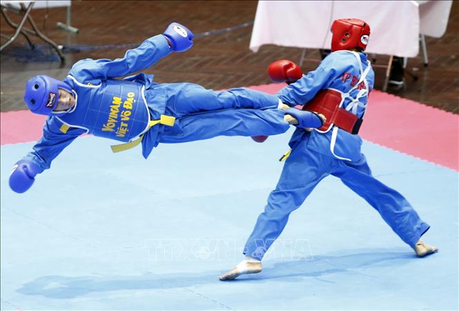 Trong ảnh: Pha tấn công của VĐV Cao Trường Sa (giáp xanh) đoàn Ninh Thuận đối với VĐV Lê Thanh Tuấn (giáp đỏ) đoàn Thành phố Hồ Chí Minh trong trận Tứ kết nội dung đối kháng nam hạng 57 kg. Ảnh: Quang Quyết-TTXVN