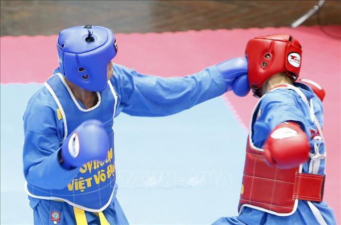 Trong ảnh: Pha tấn công của VĐV Cao Trường Sa (giáp xanh) đoàn Ninh Thuận đối với VĐV Lê Thanh Tuấn (giáp đỏ) đoàn Thành phố Hồ Chí Minh trong trận Tứ kết nội dung đối kháng nam hạng 57 kg. Ảnh: Quang Quyết-TTXVN