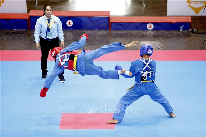 Trong ảnh: Pha tấn công của VĐV Đàm Quốc Duy (giáp đỏ) đoàn Đồng Nai đối với VĐV Nguyễn Thanh Phong (giáp xanh) đoàn Tiền Giang trong trận Tứ kết nội dung đối kháng nam hạng 57 kg. Ảnh: Quang Quyết-TTXVN