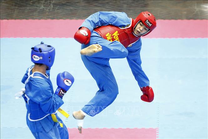 Trong ảnh: Pha tấn công của VĐV Đàm Quốc Duy (giáp đỏ) đoàn Đồng Nai đối với VĐV Nguyễn Thanh Phong (giáp xanh) đoàn Tiền Giang trong trận Tứ kết nội dung đối kháng nam hạng 57 kg. Ảnh: Quang Quyết-TTXVN
