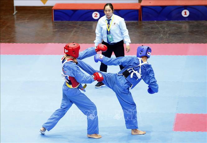 Trong ảnh: Pha tấn công của VĐV Nguyễn Thanh Phong (giáp xanh) đoàn Tiền Giang đối với VĐV Đàm Quốc Duy (giáp đỏ) đoàn Đồng Nai trong trận Tứ kết nội dung đối kháng nam hạng 57 kg. Ảnh: Quang Quyết-TTXVN