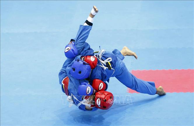 Trong ảnh: Pha tấn công của VĐV Nguyễn Thanh Phong (giáp xanh) đoàn Tiền Giang đối với VĐV Đàm Quốc Duy (giáp đỏ) đoàn Đồng Nai trong trận Tứ kết nội dung đối kháng nam hạng 57 kg. Ảnh: Quang Quyết-TTXVN