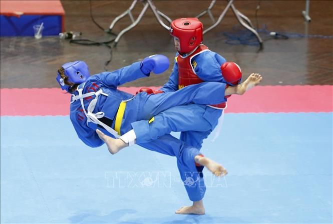 Trong ảnh: Pha tấn công của VĐV Đỗ Thu Hường (giáp xanh) đoàn Hà Nội trước VĐV Lê Thị Thu Mình (giáp đỏ) đoàn Thành phố Hồ Chí Minh trong trận Bán kết nội dung đối kháng nữ hạng 48 kg. Ảnh: Quang Quyết-TTXVN