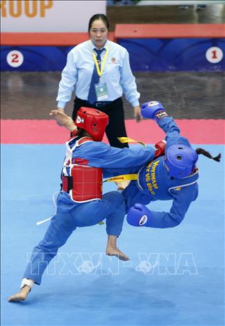 Trong ảnh: Pha tấn công của VĐV Đỗ Thu Hường (giáp xanh) đoàn Hà Nội trước VĐV Lê Thị Thu Mình (giáp đỏ) đoàn Thành phố Hồ Chí Minh trong trận Bán kết nội dung đối kháng nữ hạng 48 kg. Ảnh: Quang Quyết-TTXVN