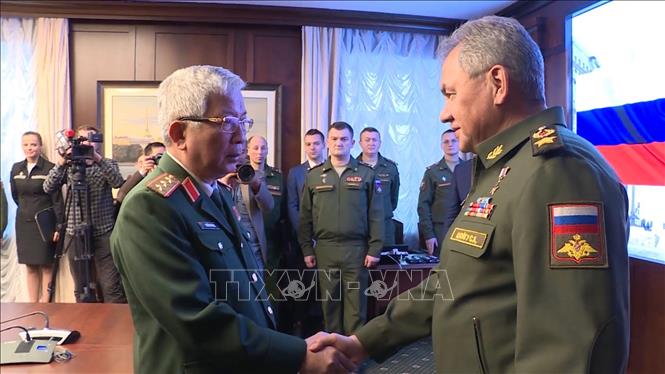 Thượng tướng Nguyễn Chí Vịnh gặp Đại tướng Sergey Kuzhugetovich Shoygu, Bộ trưởng Quốc phòng Liên bang Nga. Ảnh: Hồng Quân-PV TTXVN tại Nga
