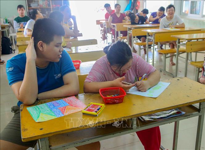Trong ảnh: Lớp học vẽ của các nạn nhân da cam tại Trung tâm. Ảnh: Trần Lê Lâm - TTXVN