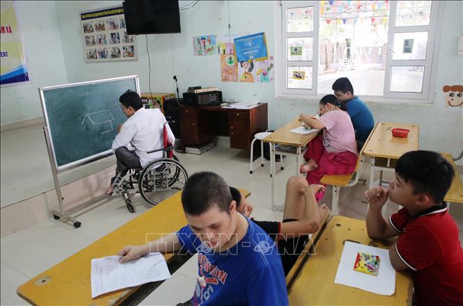 Trong ảnh: Lớp học vẽ của các nạn nhân da cam. Ảnh: Trần Lê Lâm - TTXVN