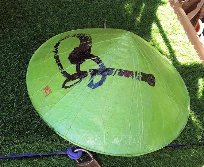 Photo: A lotus leaf conical hat made by Nguyen Thanh Thao. VNA Photo: Quốc Việt