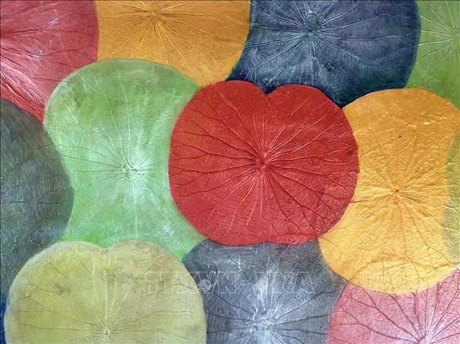 Photo: A lotus leaf painting by Nguyen Thanh Thao. VNA Photo: Quốc Việt