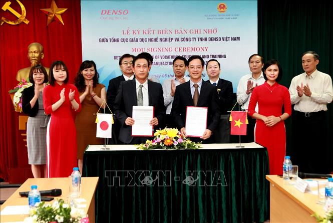 Trong ảnh: Phó Tổng Cục trưởng Tổng cục Giáo dục nghề nghiệp Trương Anh Dũng (bên phải) và ông Katsuchi Twata, Tổng Giám đốc Cty TNHH Denson Việt Nam trao nhau biên bản ghi nhớ sau khi ký. Ảnh: Anh Tuấn - TTXVN