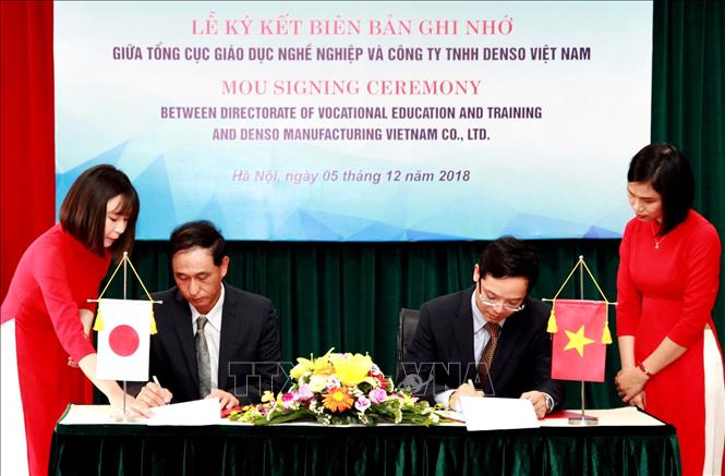 Trong ảnh: Phó Tổng Cục trưởng Tổng cục Giáo dục nghề nghiệp Trương Anh Dũng (bên phải) và ông Katsuchi Twata, Tổng Giám đốc Cty TNHH Denson Việt Nam ký kết biên bản ghi nhớ. Ảnh: Anh Tuấn - TTXVN 