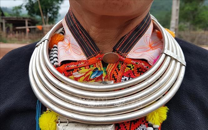 Trong ảnh: Trang sức của dân tộc Dao, ngành Dao đỏ. Ảnh: Phan Tuấn Anh - TTXVN