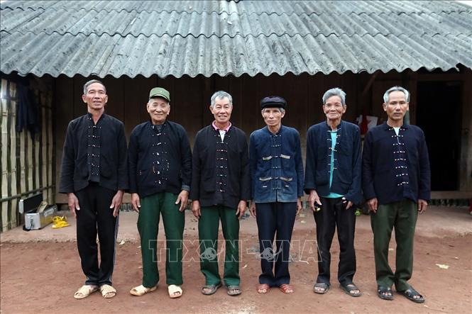 Trong ảnh: Các già làng, trưởng họ dân tộc Dao đỏ ở bản Huổi Sâu, xã Pa Tần, huyện Nậm Pồ. Ảnh: Phan Tuấn Anh - TTXVN