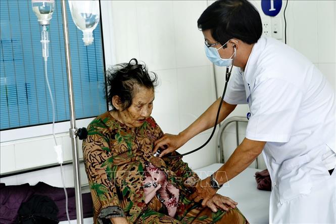 Trong ảnh: Khoa Lão - Hồi sức tích cực tại Bệnh viện Đa khoa quận Hải Châu (Đà Nẵng) thường xuyên cấp cứu, điều trị khoảng 200 – 230 bệnh nhân/tháng, trong đó 90% là người cao tuổi mắc các bệnh mãn tính không lây. Ảnh: Dương Ngọc - TTXVN